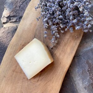 Напівтвердий сир з лавандою