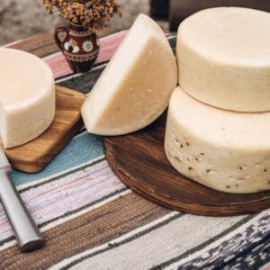 Напівтвердий сир з буйволиного молока з пажитником